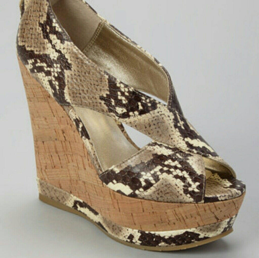 NIB Pelle Moda "Ivy" criss cross wedge 6